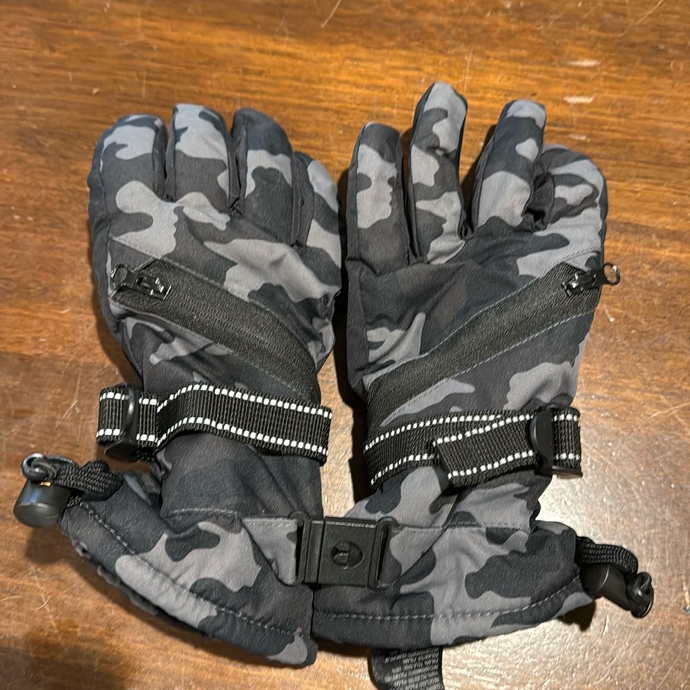 All in Motion Youth camo gloves, zippers on hand, clip together, excellent cond.
